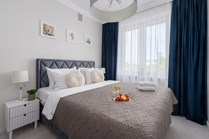 Superior Apartment, City View | Premium bedding, blackout curtains, soundproofing, iron/ironing board - Lumina 3-room Apartment near the Metro (Warszawa)