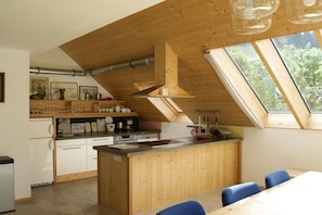 Wasserkocher mit Kaffee-/Teezubehör, Kühlschrank, Ofen, Herdplatte