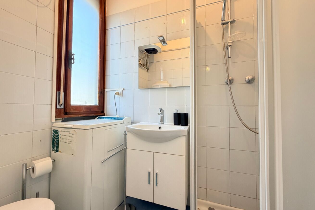 Shower, bidet, towels