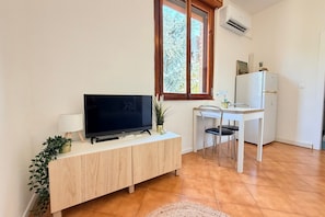 Interior - A practical and welcoming 24-square-meter studio apartment, perfect for two people, located on the first floor of a building without an elevator.The property is situated just a short distance from the Modena Policlinico and is well-connected to the city  (Modena)