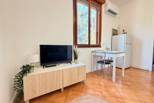 A practical and welcoming 24-square-meter studio apartment, perfect for two people, located on the first floor of a building without an elevator.The property is situated just a short distance from the Modena Policlinico and is well-connected to the city 