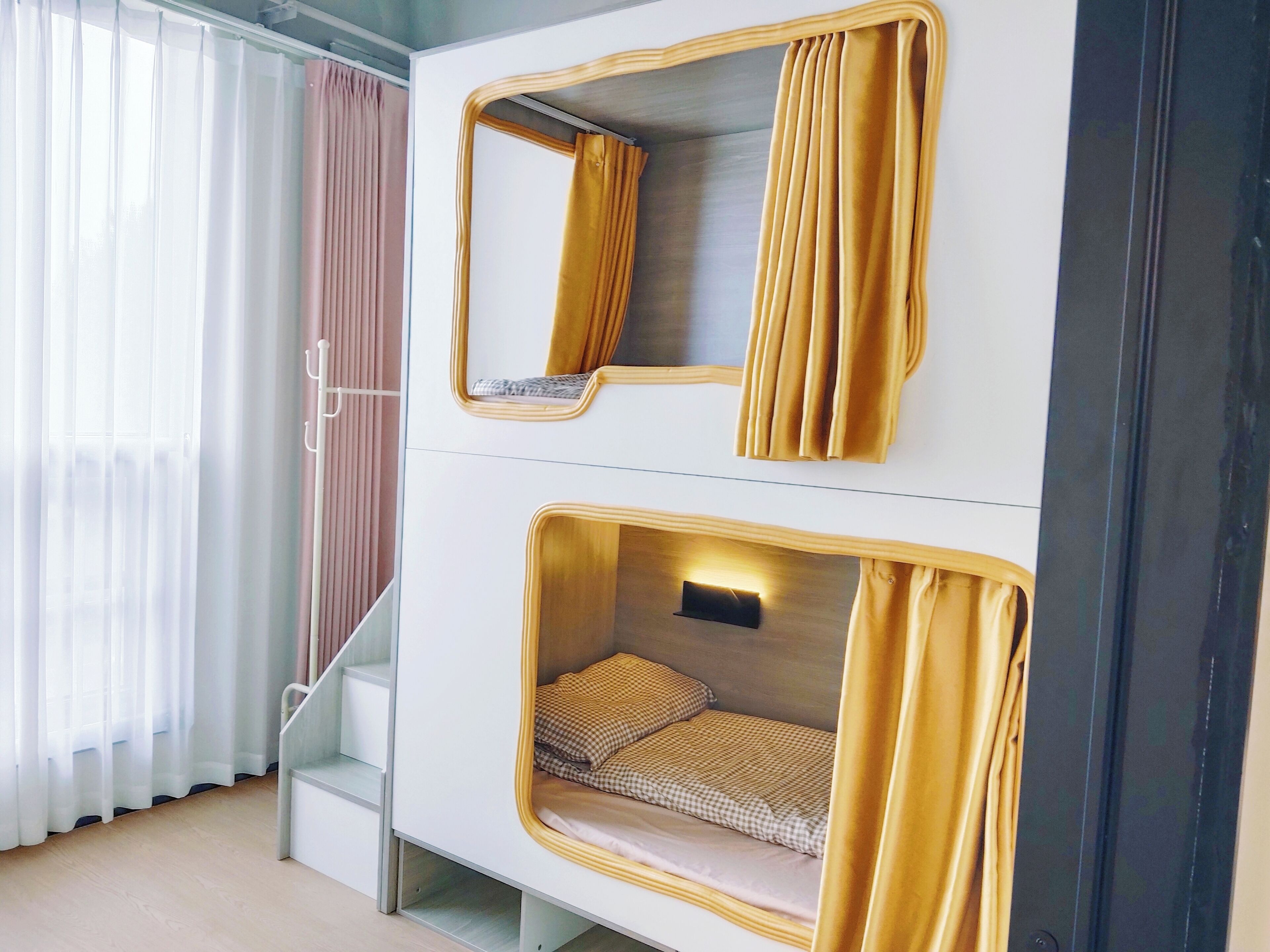Comfort slaapzaal, alleen voor vrouwen | Een bureau, een laptopwerkplek, verduisterende gordijnen