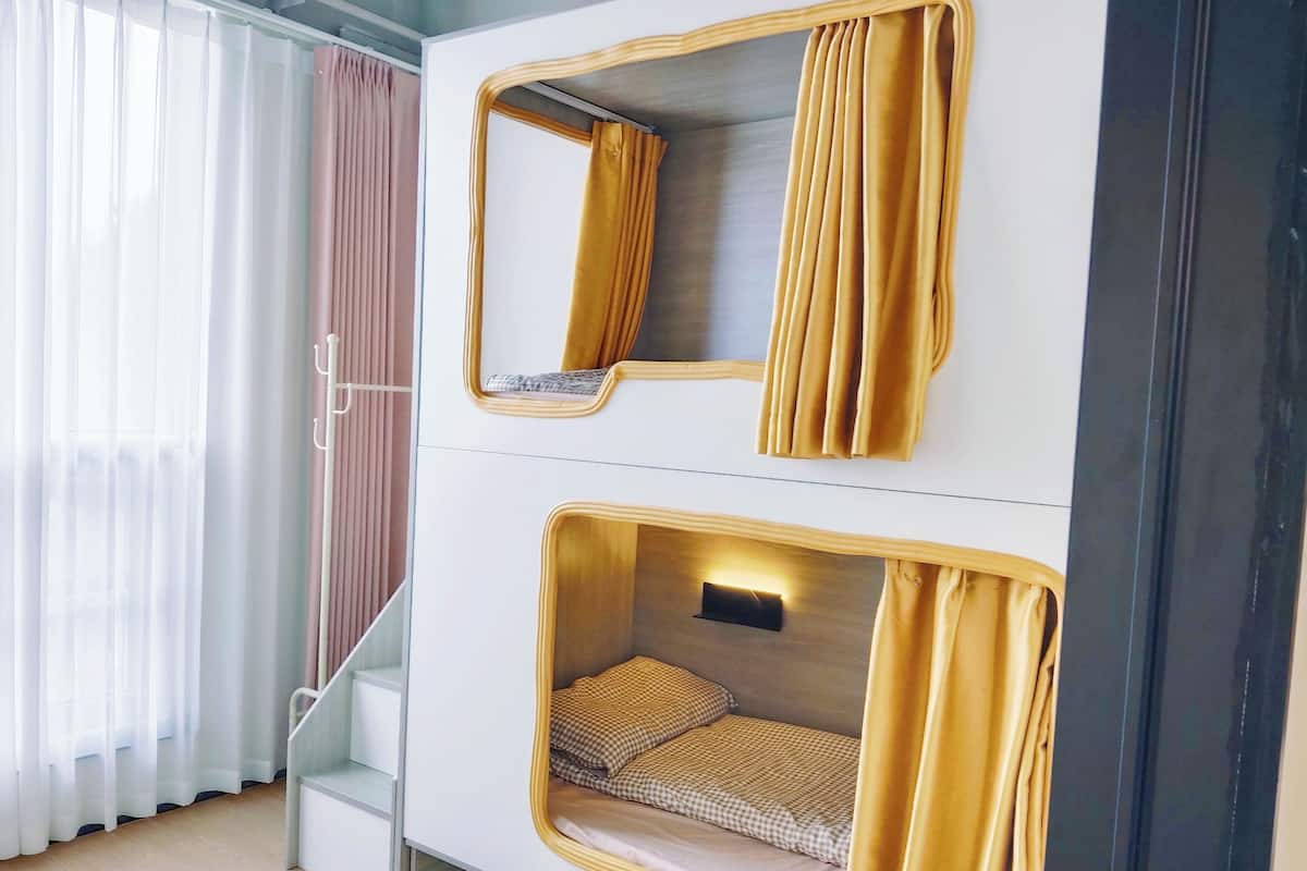 Dormitorio compartido económico, solo para mujeres | Escritorio, espacio para trabajar con laptop y cortinas blackout 
