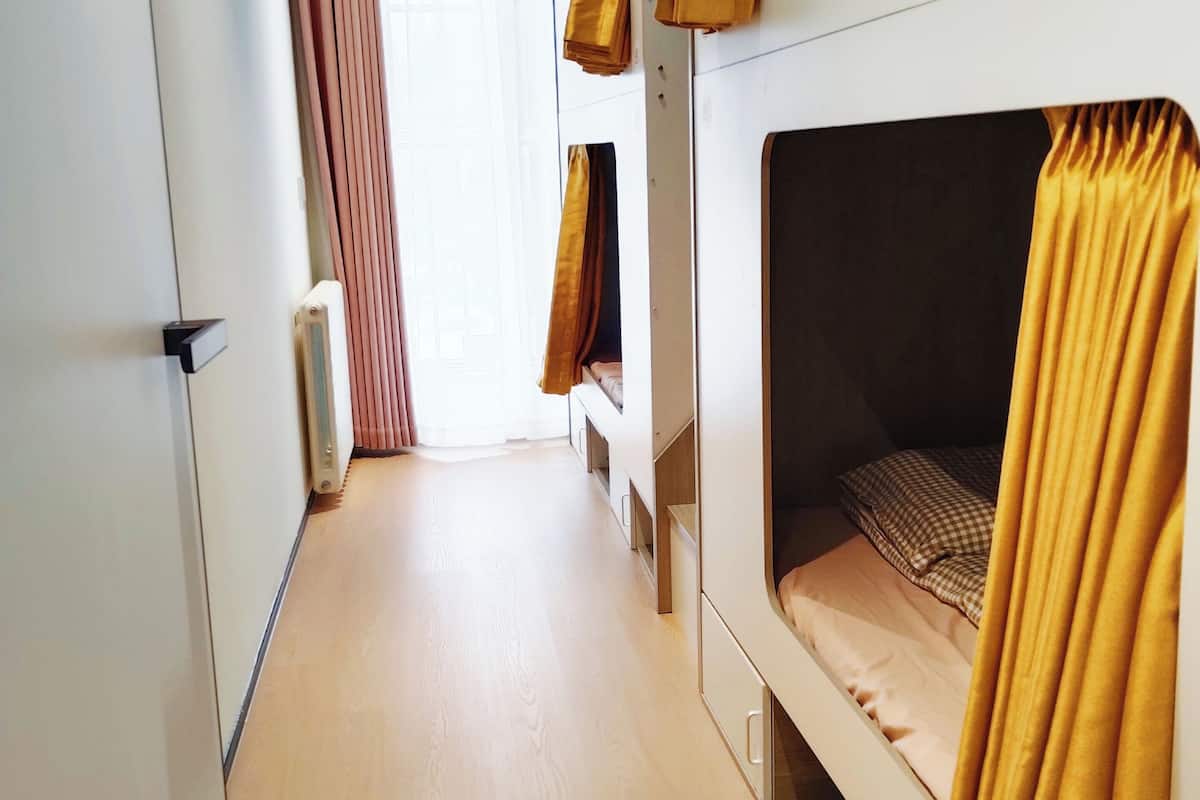 Dormitorio compartido Confort, solo para mujeres, vista al parque | Escritorio, espacio para trabajar con laptop y cortinas blackout 