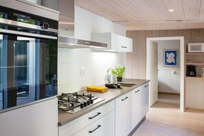 Wasserkocher mit Kaffee-/Teezubehör, Kühlschrank, Mikrowelle, Ofen