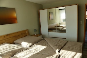Bügeleisen/Bügelbrett, Reisekinderbett, kostenloses WLAN, Bettwäsche