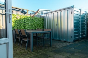 Outdoor dining - Holiday home in Stavoren with swimming pool (Stavoren)
