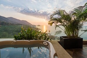 Ein Whirlpool mit Blick auf das Meer und die Berge.