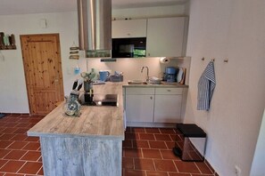 Coffee/tea maker, fridge, microwave, oven - Holiday apartment with 1 bedroom (Kronsgaard)