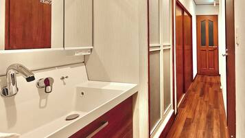 Villa Familiale, 4 chambres, balcon | Salle de bain
