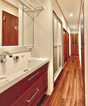 Villa familiar, 4 habitaciones, balcón | Baño | Pantuflas 