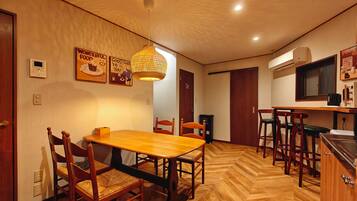 Villa Familiale, 4 chambres, balcon | Restauration