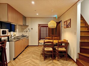 Villa familiar, 4 habitaciones, balcón | Cocina privada