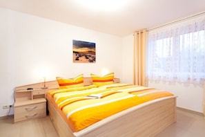 Cuna de viaje y ropa de cama 