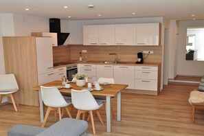 Coffee/tea maker, fridge, oven, stovetop - Emma Holiday Apartment (Königheim)