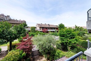 Un barrio residencial con casas, un jardín con diversas plantas y una escalera.