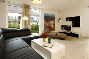 Smart TV, DVD player, books, stereo - Holiday apartment with 2 bedrooms (Karlshagem)