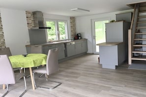 Wasserkocher mit Kaffee-/Teezubehör, Kühlschrank, Ofen, Herdplatte