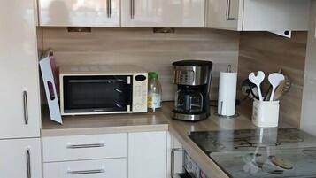 Kühlschrank, Mikrowelle, Ofen, Herdplatte