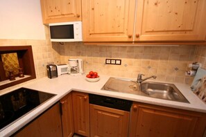 Wasserkocher mit Kaffee-/Teezubehör, Kühlschrank, Mikrowelle, Herdplatte