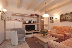 Smart-TV, DVD-Player, Bücher, Stereoanlage
