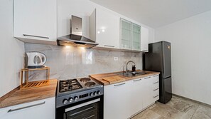 Wasserkocher mit Kaffee-/Teezubehör, Kühlschrank, Ofen, Geschirrspüler