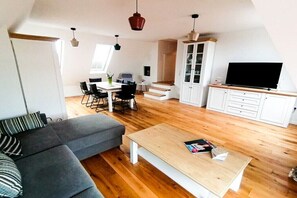 Smart-TV, Kamin, Bücher