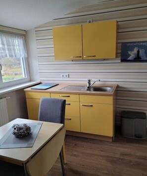 Kühlschrank, Herdplatte, Wasserkocher mit Kaffee-/Teezubehör, Toaster