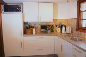 Fridge, microwave, oven, stovetop - Holiday home in Müden with swimming pool (Müden)