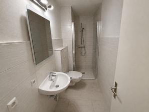 Bathroom - Vrbo Property (Emden)