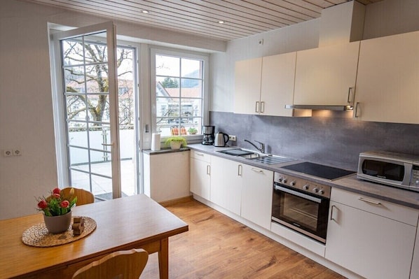 Wasserkocher mit Kaffee-/Teezubehör, Kühlschrank, Mikrowelle, Ofen