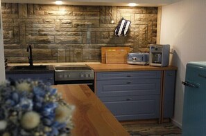 Wasserkocher mit Kaffee-/Teezubehör, Kühlschrank, Ofen, Herdplatte
