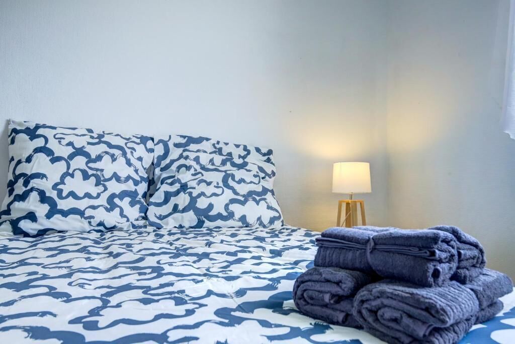 3 bedrooms, desk, iron/ironing board, travel cot