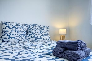 3 habitaciones, escritorio y tabla de planchar con plancha