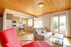 Living area - Vrbo Property (Tournefeuille)