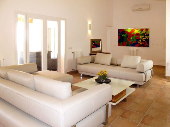 Living area - Villa 'Flandes II' with Private Pool, Wi-Fi and Air Conditioning (Cala Murada)