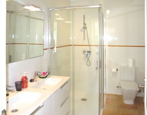 Douche, serviettes fournies