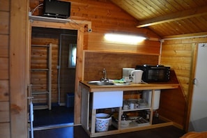 Wasserkocher mit Kaffee-/Teezubehör, Kühlschrank, Herdplatte, Esstisch