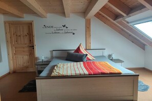 Schreibtisch, Reisekinderbett, kostenloses WLAN