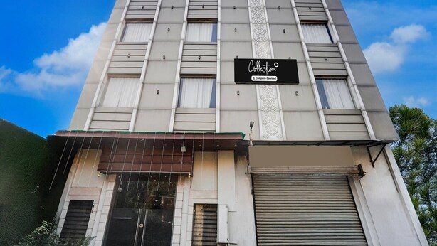 Un edificio de varios pisos con un letrero que dice 'Collection' y 'Company Serviced'.