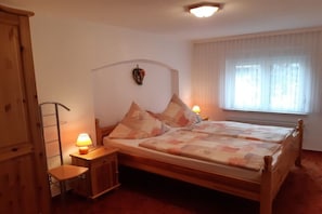 Travel cot, free WiFi, bed sheets - Holiday apartment with 2 bedrooms (Zwönitz OT Hormersdorf)