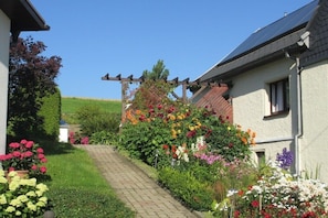 Property grounds - Holiday apartment with 2 bedrooms (Zwönitz OT Hormersdorf)