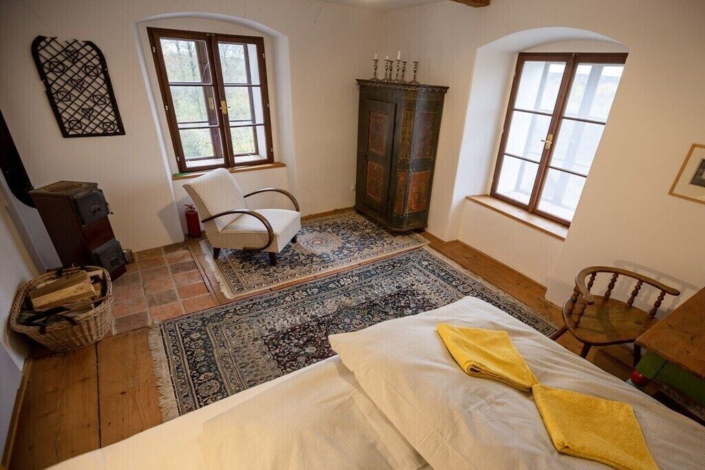6 bedrooms, travel cot, free WiFi, bed sheets