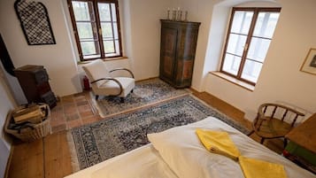 6 bedrooms, travel cot, free WiFi, bed sheets