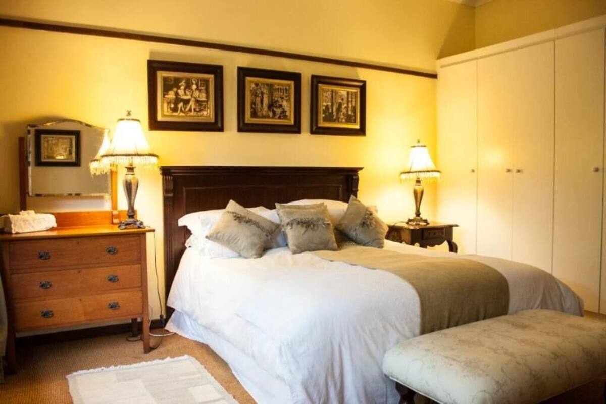 Quarto casal clássico, varanda, vista para o jardim | Escrivaninha, espaço de trabalho para notebook, Wi-Fi de cortesia