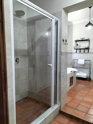 Habitació doble clàssica, pati, vistes a la piscina | Bany | Banyera i dutxa independents i articles de tocador gratuïts 