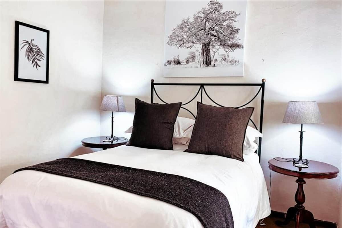 Quarto casal clássico, varanda, vista para a piscina | Escrivaninha, espaço de trabalho para notebook, Wi-Fi de cortesia