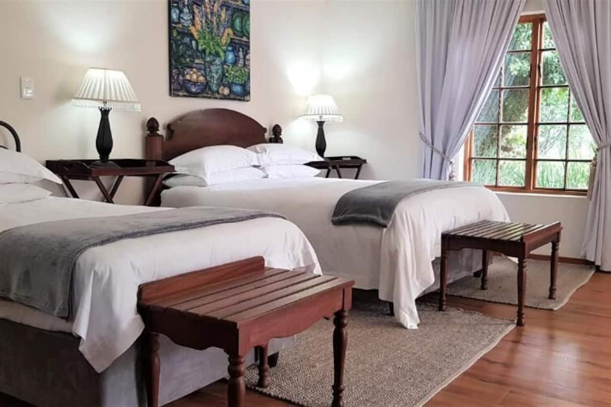 Quarto triplo luxo, vista para o jardim | Escrivaninha, espaço de trabalho para notebook, Wi-Fi de cortesia
