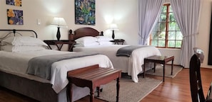Habitació triple Deluxe, vistes al jardí | Escriptori, espai de treball apte per a portàtils i wifi gratuïta 