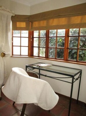 Quarto casal clássico, varanda, vista para a piscina | Parte interna